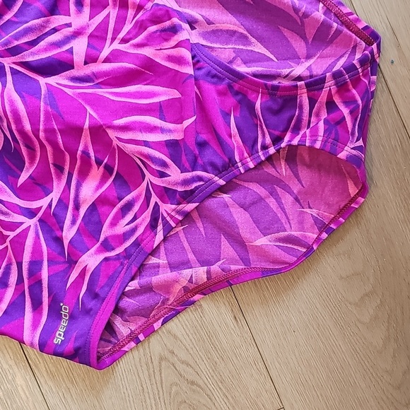 Speedo Deep Curved Back Hem One Piece Swim Suit, Size 18 - Picture 3 of 12